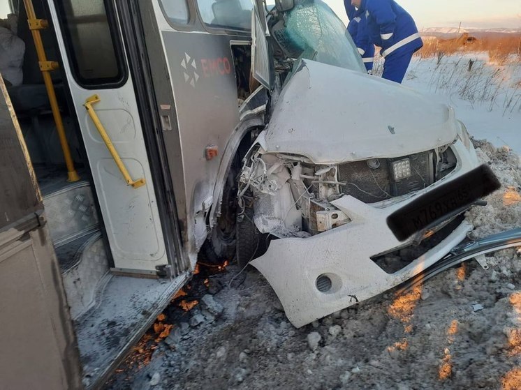 На Сахалине после столкновения с автобусом погиб водитель иномарки