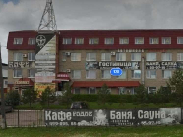 Омского бизнесмена заставили через суд снести гостиницу и баню на Мельничной