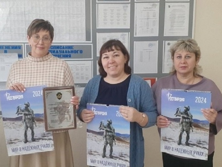 Учителя школы в Чите собрали для бойцов СВО около 50 тысяч рублей