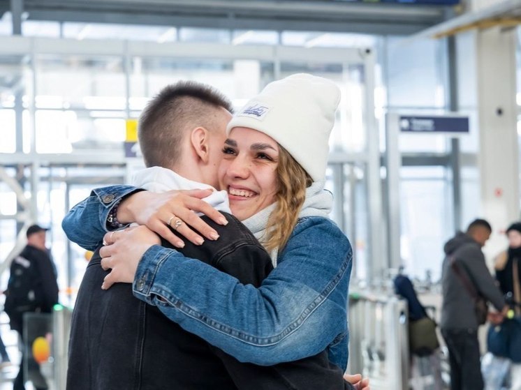 Сахалинец в аэропорту сделал предложение прилетевшей с ВФМ любимой
