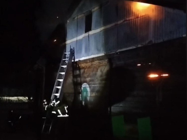 На месте пожара в селе Каменка Нижнеудинского района работают дознаватели МЧС