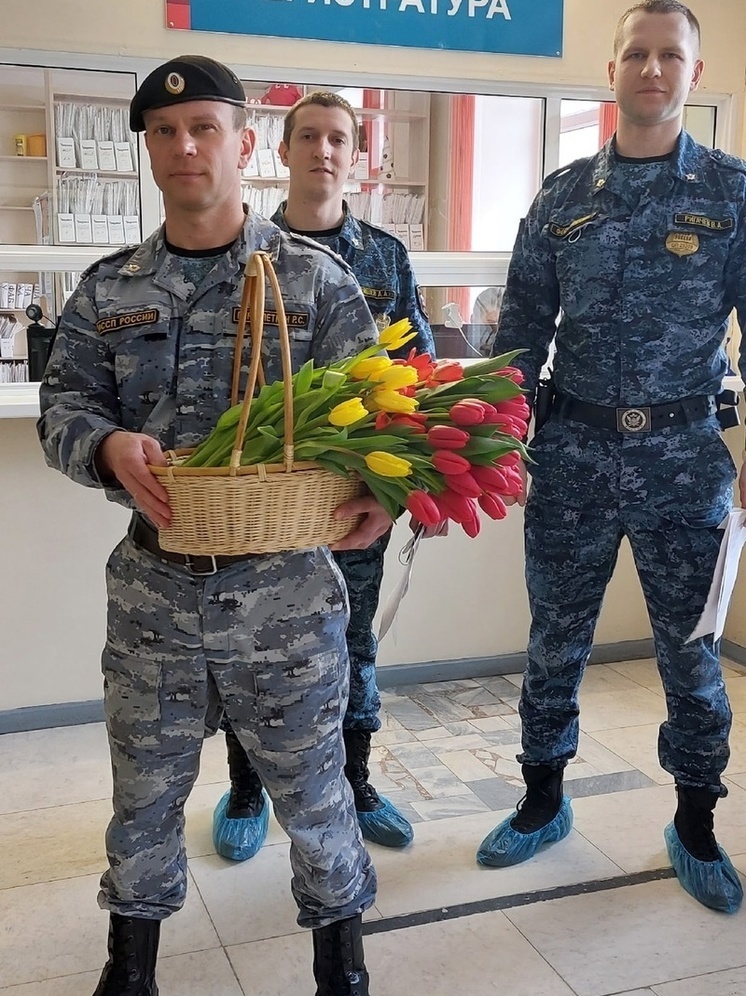 Любовь, цветы и плазму подарили приставы Карелии сотрудницам станции переливания крови