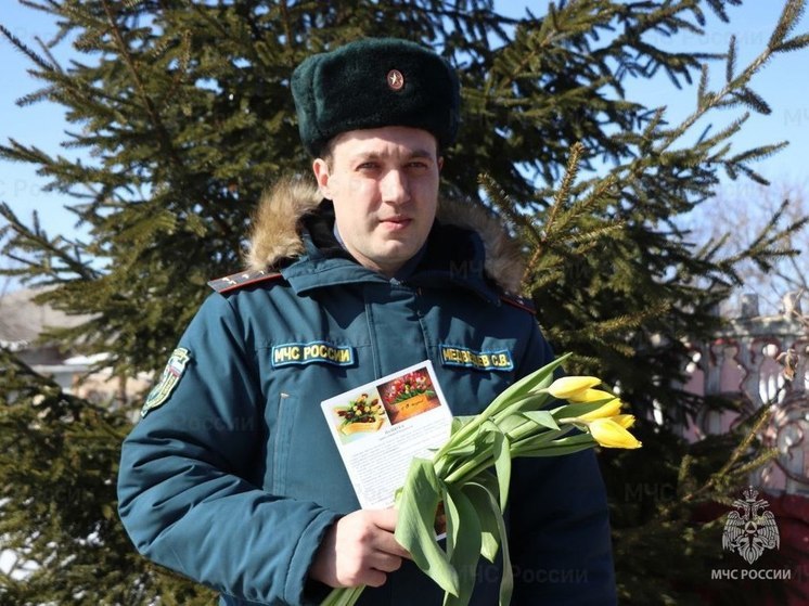 В Орловской области многодетных мам поздравили с 8 марта сотрудники МЧС