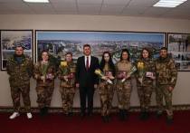 Мэр облцентра Валентин Демидов вручил белгородкам медали «За доблесть в рядах Белгородской самообороны»
