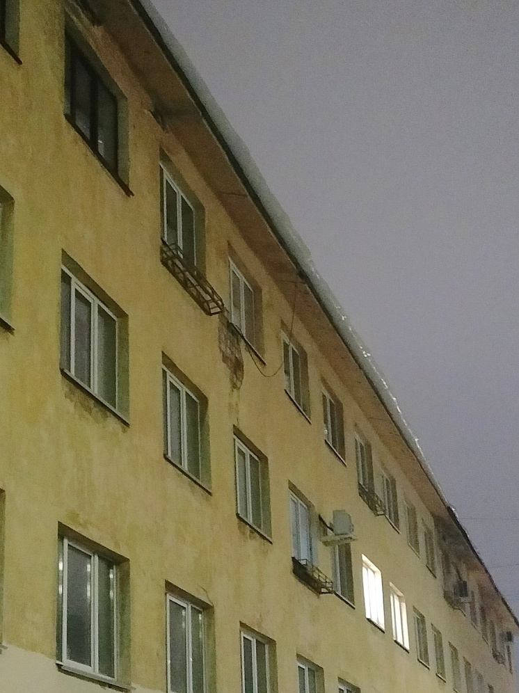 Устрашающий ледяной гребень грозит упасть с крыши ведомства в Петрозаводске