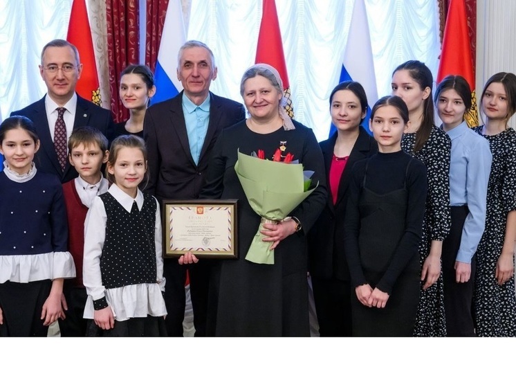 Шапша вручил медаль многодетной Ольге Рудченко