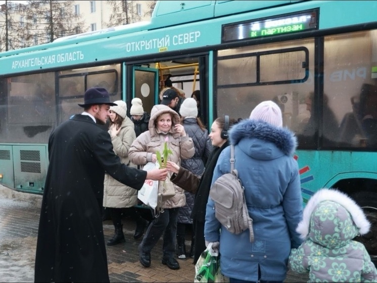 В Архангельске автобусный перевозчик дарил женщинам цветы