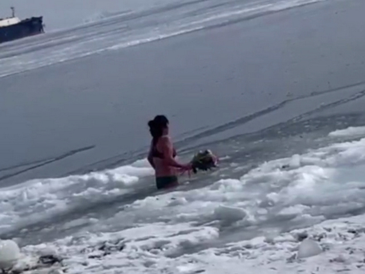 В Пригородном сняли на видео женщин в купальниках и с букетом в ледяном море
