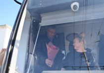 Алексей Цыденов в Международный женский день лично поздравил представительниц прекрасной половины человечества, которые находятся на работе или в дороге