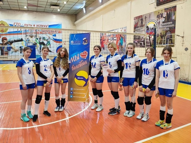 Углегорские спортсменки отметили 8 Марта волейбольным турниром