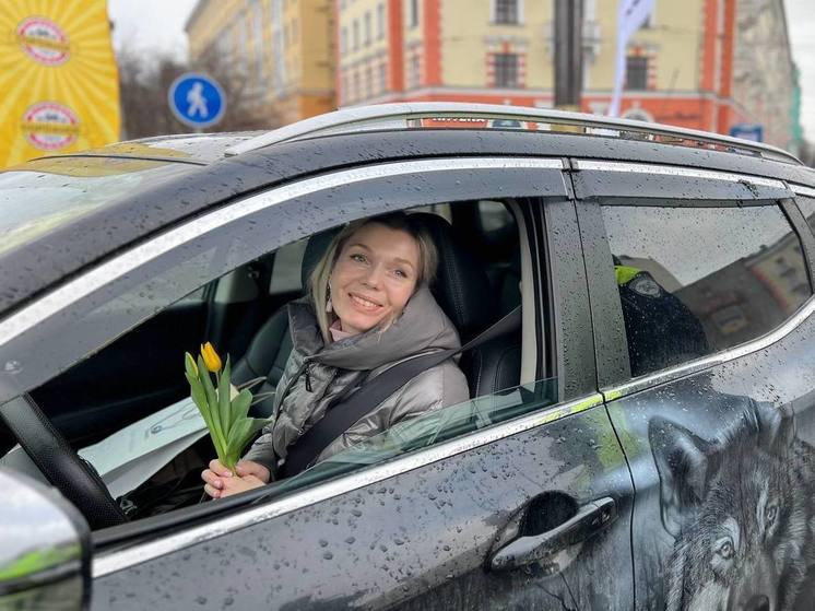 Автоинспекторы поздравили мурманчанок с 8 Марта