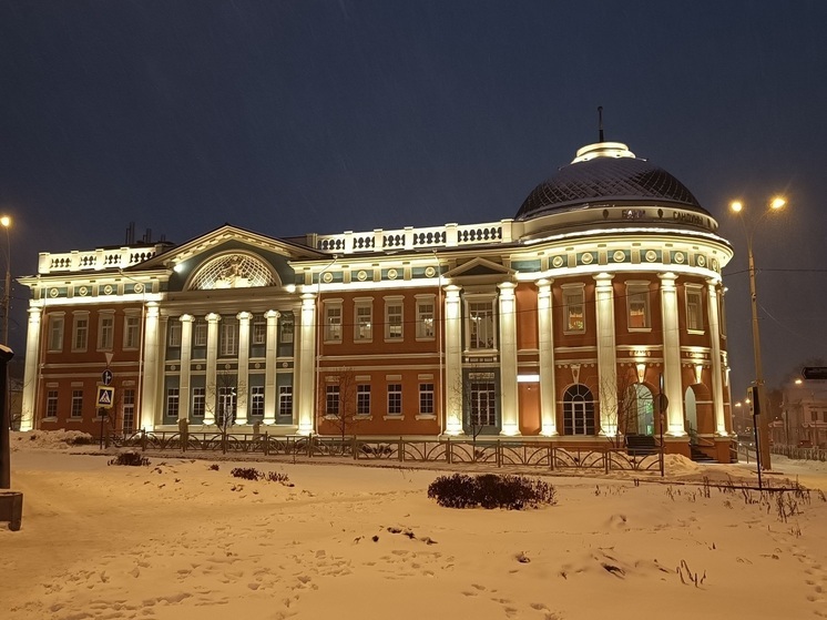 Екатеринбуржцы 8 марта выстроились в огромную очередь в общественную баню