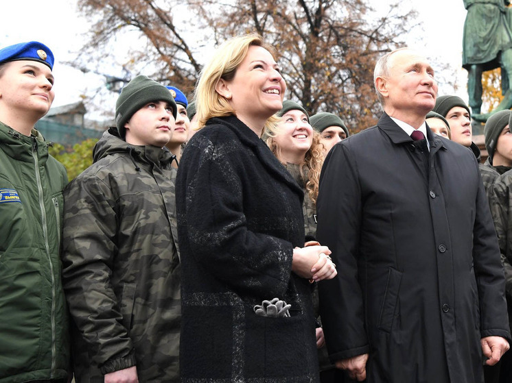 Министр Любимова: множество женщин трудятся на фронте как бойцы, медики, волонтеры