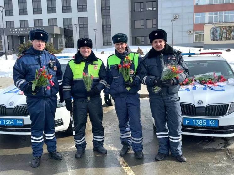 На улицы Южно-Сахалинска 8 марта вышел «Цветочный патруль»