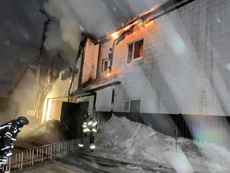 В Новом Уренгое 28 человек тушили пожар в частном доме
