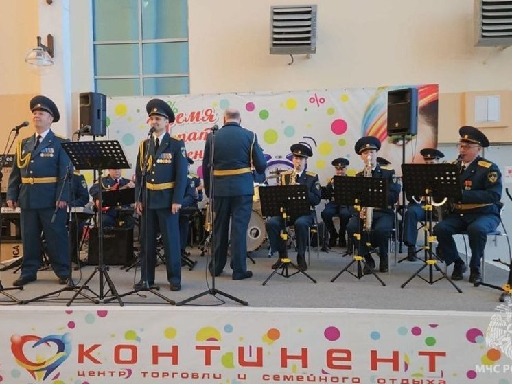 Оркестр МЧС устроил для омичек концерт в торговом центре