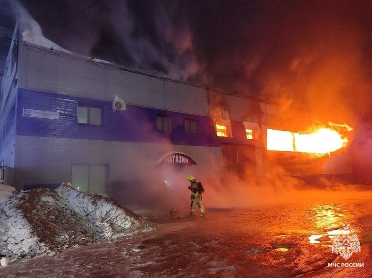 В Кирове ликвидировали пожар на мебельном производстве