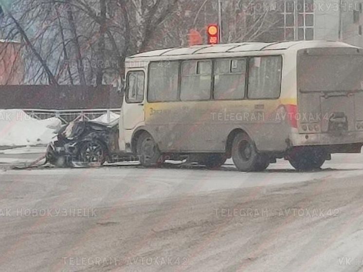 Жесткое ДТП с автобусом превратило легковушку в груду металла в Прокопьевске