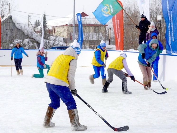 На Ямале женщины в валенках играли в хоккей