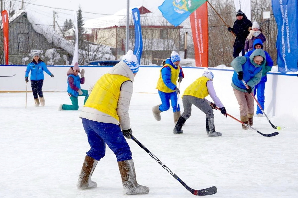 In Yamal, women in felt boots played hockey