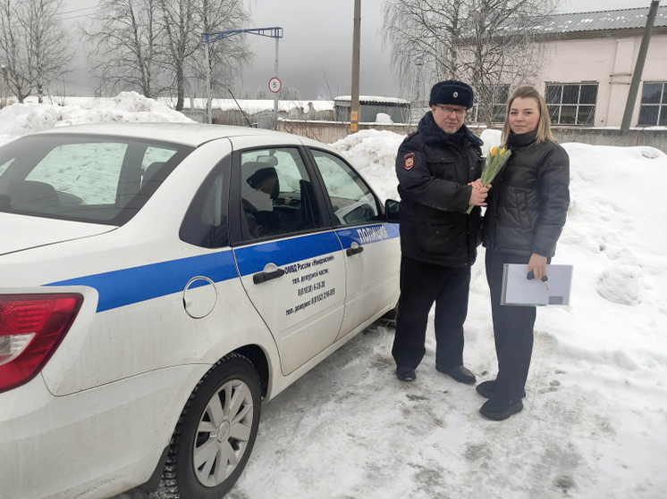 Госавтоинспекторы Поморья дарили цветы женщинам-водителям в честь 8 марта