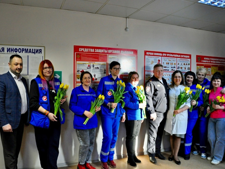 Депутаты Смоленска поздравили женщин на улицах города