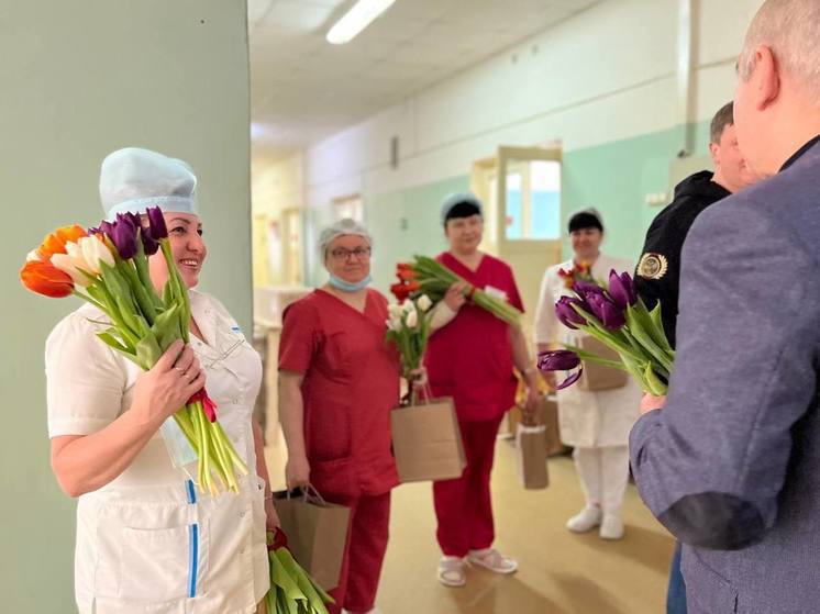  Сергей Неверов и  Артем Малащенков поздравили дежурных медиков с 8 Марта