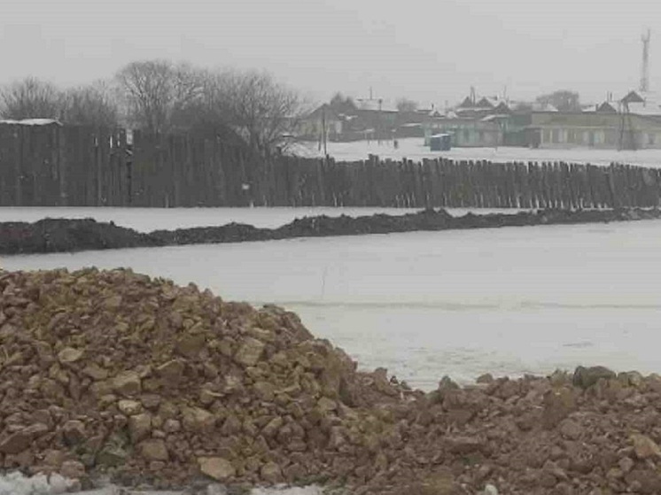 Село Потанино в Бурятии подтопили наледные воды