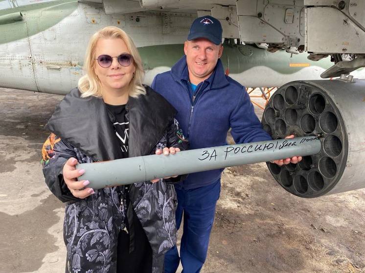 Яна Поплавская поздравила с 8 марта и подписала снаряд для самолета