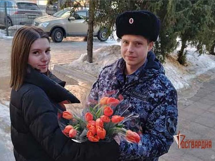 В Орле росгвардейцы дарили женщинам цветы