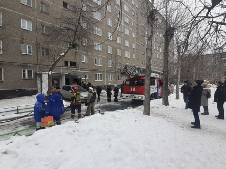 Спасатели эвакуировали людей из задымленной многоэтажки в Сысерти