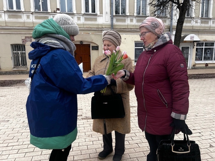 Волонтеры поздравили жительниц Старой Руссы с Международным женским днем