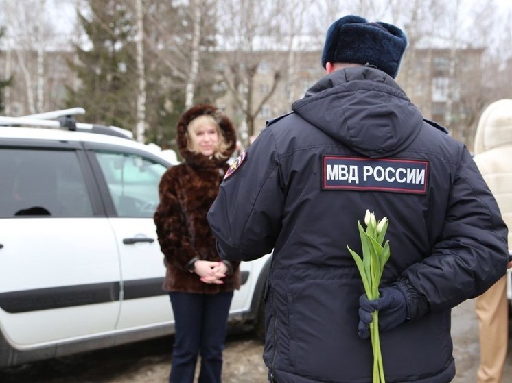 Сотрудники ГИБДД в Кирове 8 марта вручали автоледи цветы