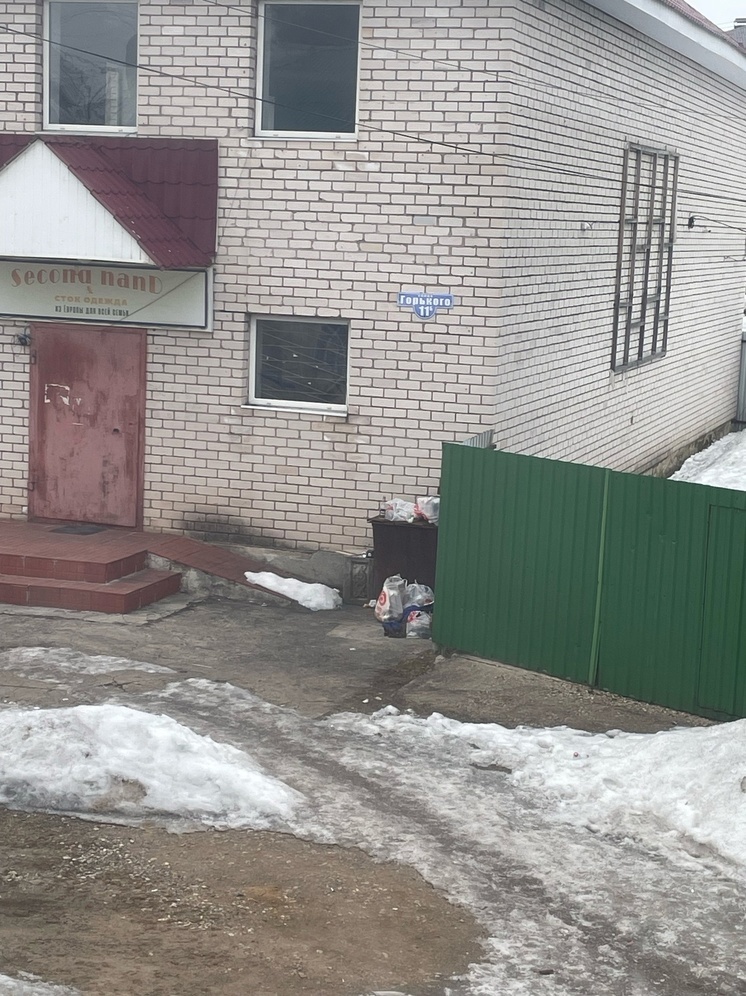 В Тверской области жильцы многоквартирного дома жалуются на свалку под окнами