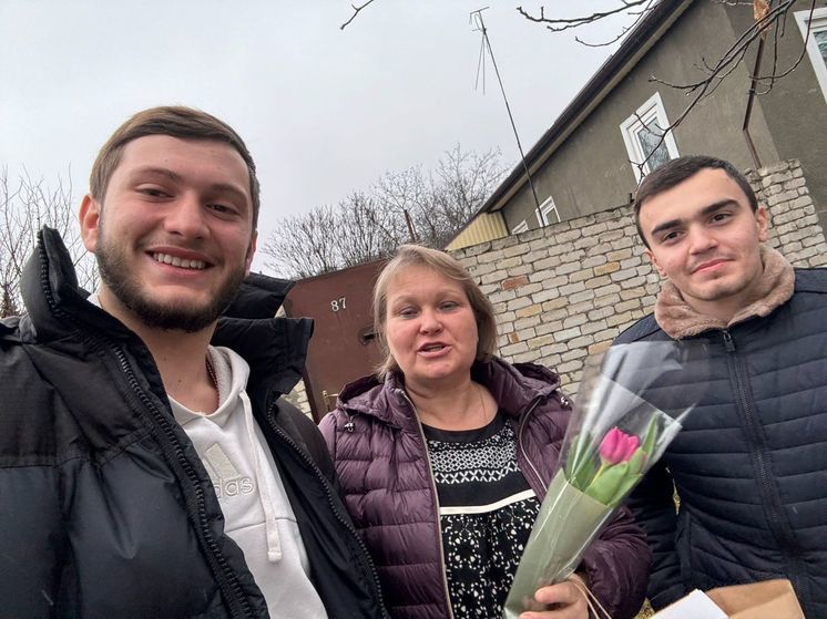 Матерей и жен бойцов СВО с цветами и подарками поздравили в Кисловодске