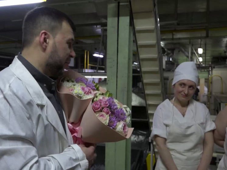 Глава ДНР поздравил женщин-пекарей, которые трудятся в ночную смену