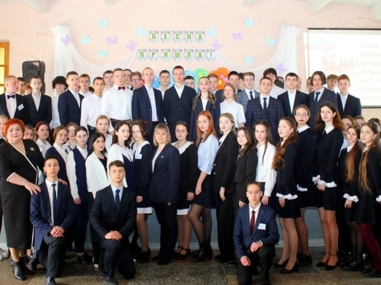 Сотрудники Минобрнауки ДНР провели занятия для старшеклассников