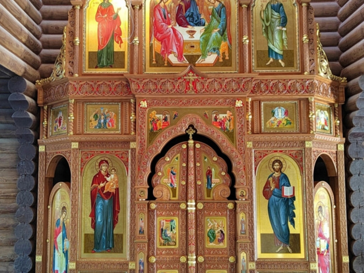 В Ханты-Мансийске в новом храме установили иконостас