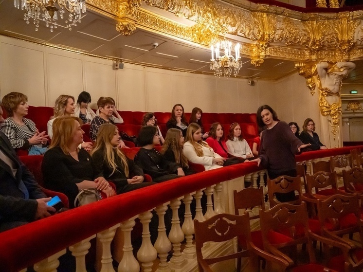 Воспитанницы семейного центра «Серпуховский» побывали в Большом театре