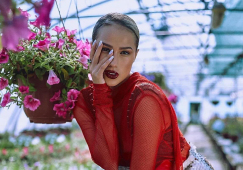 «С праздником, девочки»: Алина Загитова поздравила с 8 Марта яркой фотосессией