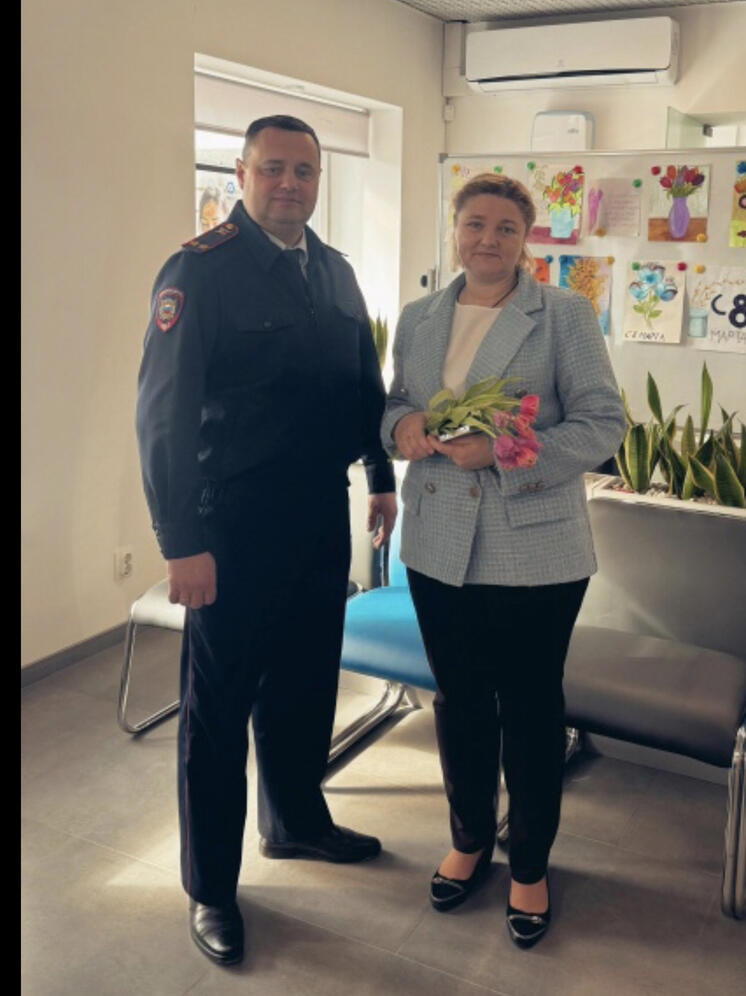 Сотрудники ОМВД России по Смоленскому району поздравили женщин с 8 Марта