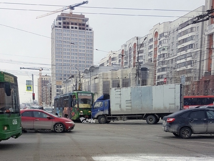 В Новосибирске трамвай №13 врезался в грузовик на Восходе