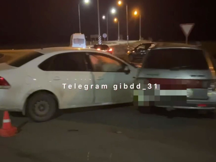 Под Белгородом «ВАЗ» влетел в иномарку: пострадали два человека