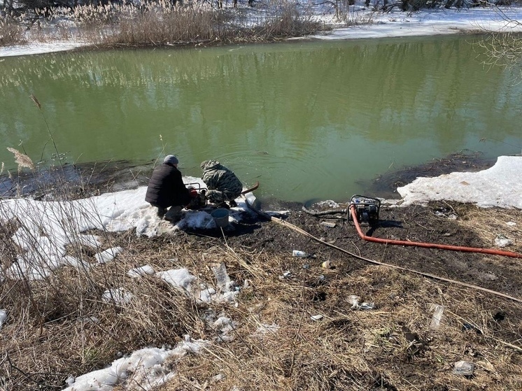 В Курске два водителя грузовиков незаконно набирали воду из реки Тускарь