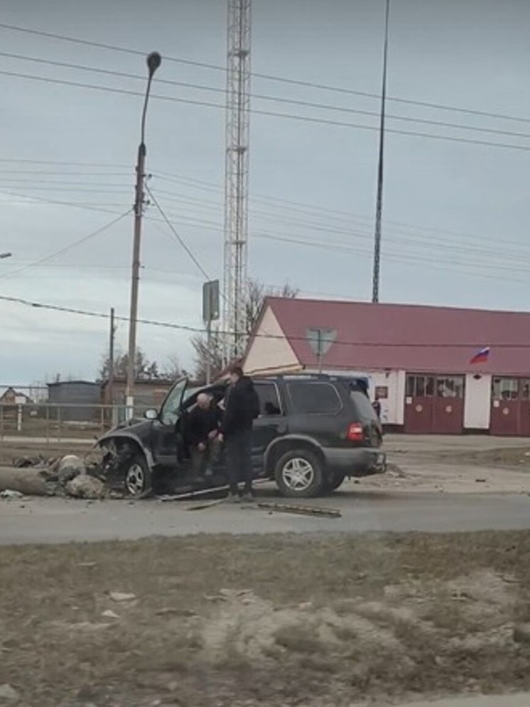 Под Курском водитель автомобиля врезался в бетонную опору