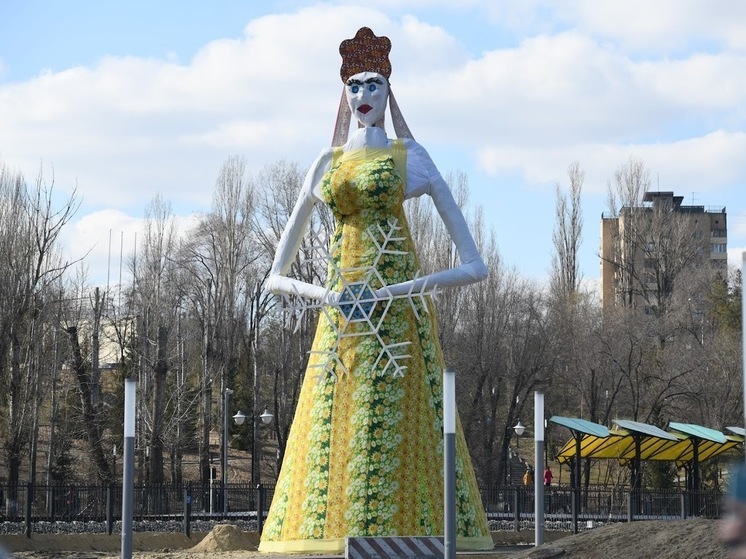 В Волгограде закончили собирать каркас 8-метрового чучела Масленицы