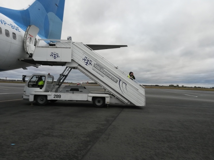 Спецгрузовик врезался в крыло готовящегося к вылету в Новосибирск самолета в Пулково