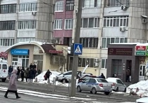 В центре Барнаула случилось ДТП с пострадавшими. В 16:20 возле дома по проспекту Красноармейскому, 111, 28-летний мужчина, управляя автомобилем «Хендай Солярис» при повороте налево не уступил на перекрестке дорогу другой машине.