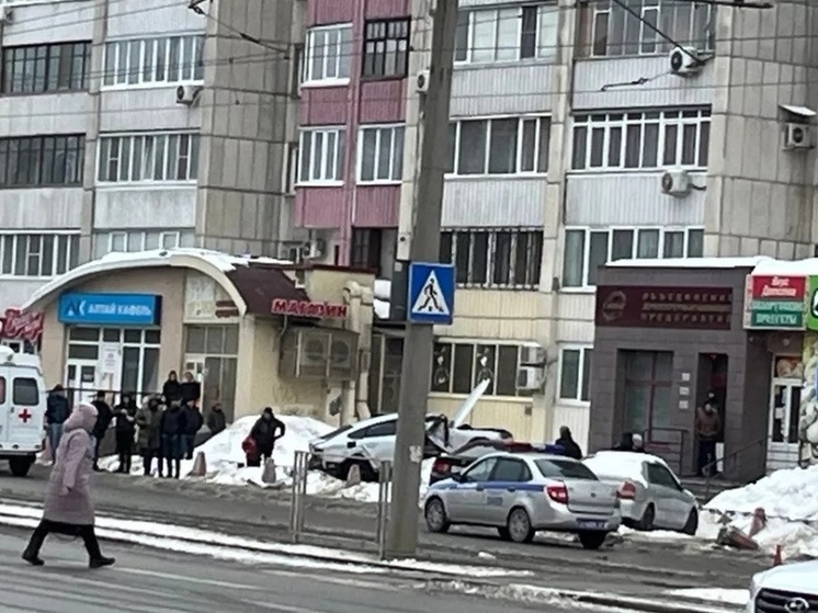 В Барнауле машину после ДТП отбросило на пешехода