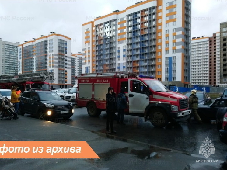 Из дома с горящей квартирой в Кировске спасли одного человека
